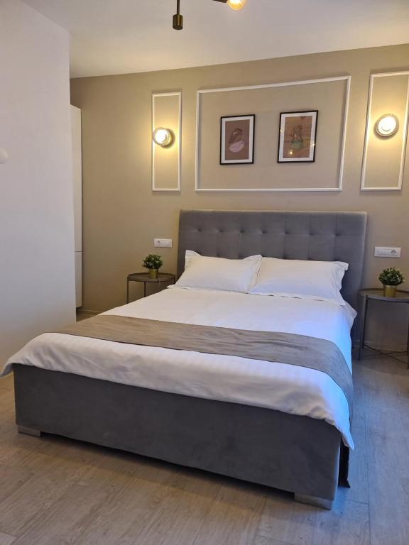 Postel nebo postele na pokoji v ubytování URBANIST Guest House