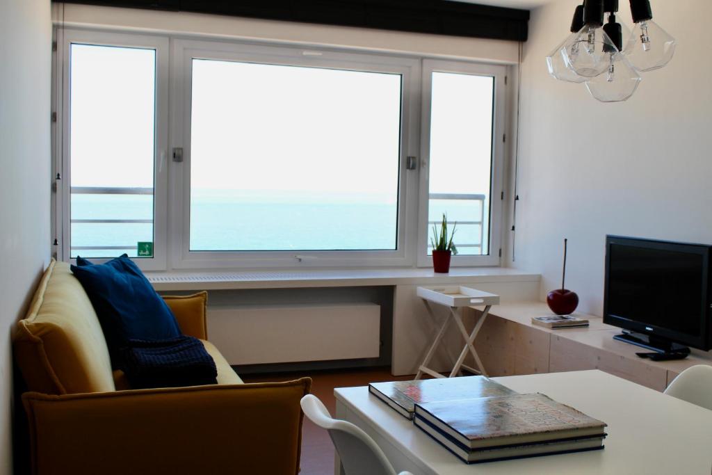 TV a/nebo společenská místnost v ubytování Sea view apartment Mariakerke-Bad - La Brise