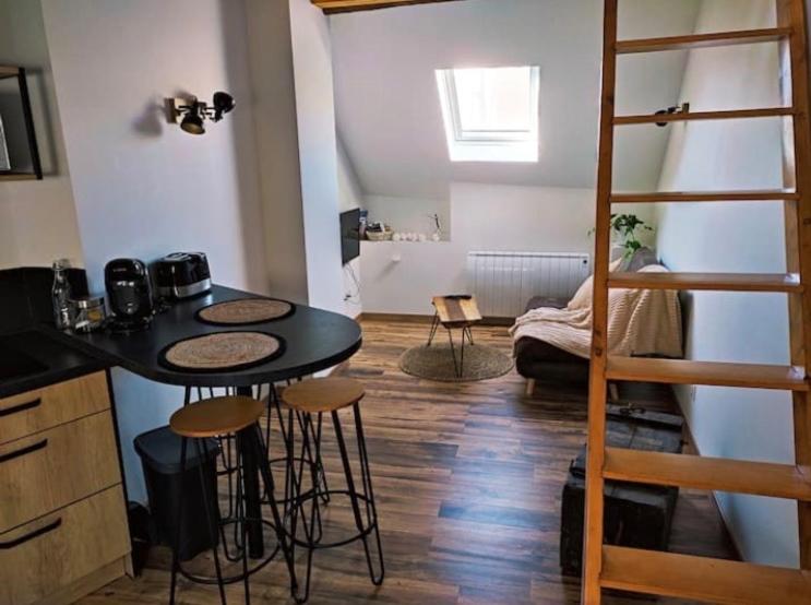 pokój ze stołem i stołkami w pokoju w obiekcie GAP hyper centre Studio atypique 2 personnes. w mieście Gap