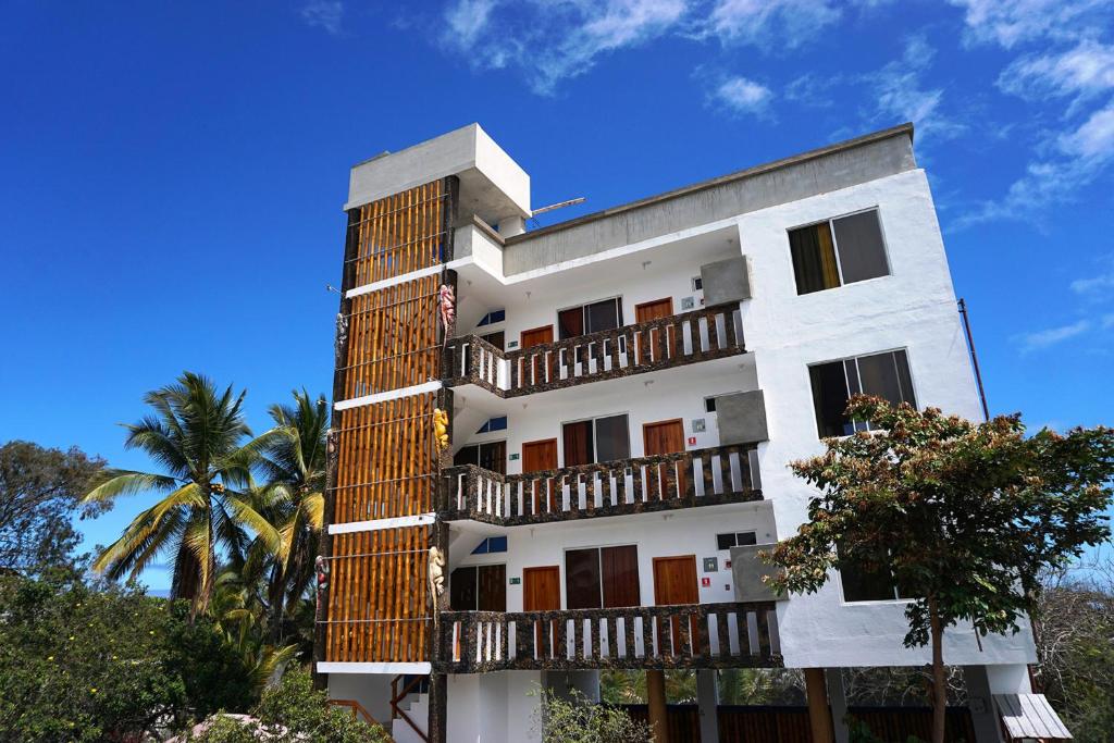 een wit gebouw met balkons aan de zijkant bij Isla Azul in Puerto Ayora