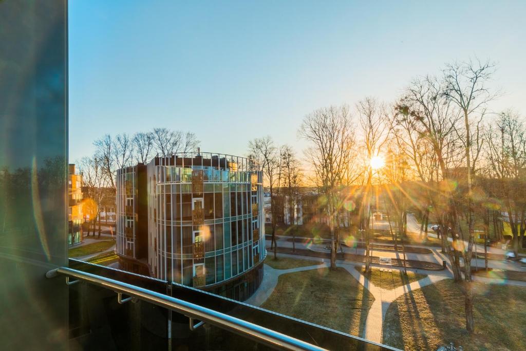 Blick auf ein Gebäude aus einem Fenster in der Unterkunft Korio Apartments, Druskininkai in Druskininkai