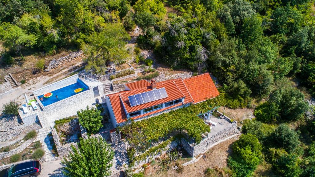 Pohľad z vtáčej perspektívy na ubytovanie Eco Villa with Pool