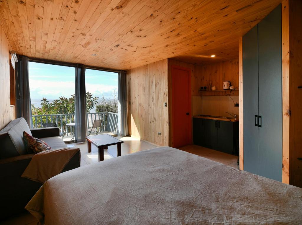 Postel nebo postele na pokoji v ubytování Hotel Faro Azul Valparaíso Cerro Alegre
