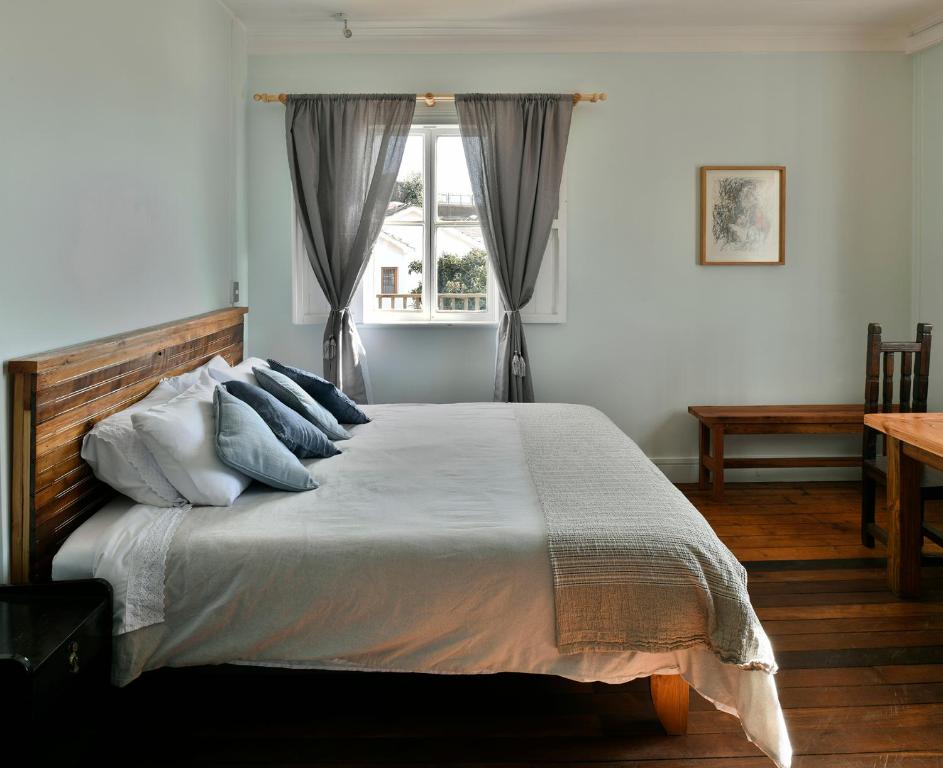 Postel nebo postele na pokoji v ubytování Hotel Faro Azul Valparaíso Cerro Alegre