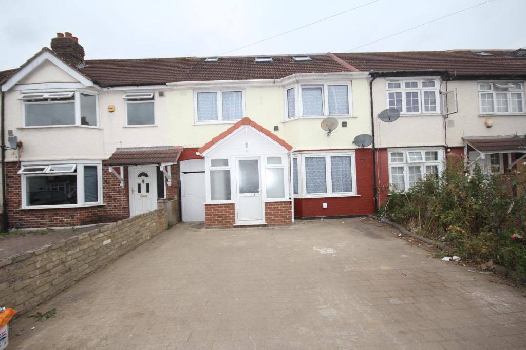 an empty driveway in front of a house at The Heathrow House in Cranford