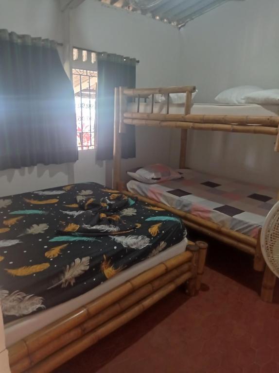 Postel nebo postele na pokoji v ubytování Los cocos Hostal