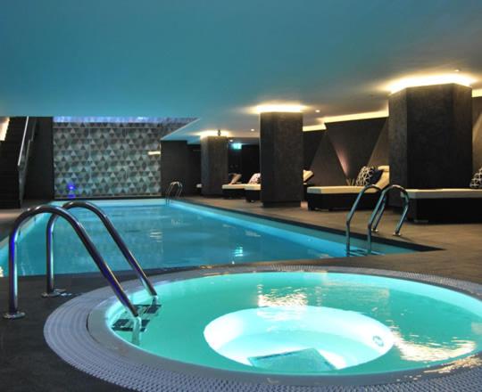 Bazén v ubytování 5 STARS - Luxury Premium WELLNESS RESORT Zlatibor nebo v jeho okolí