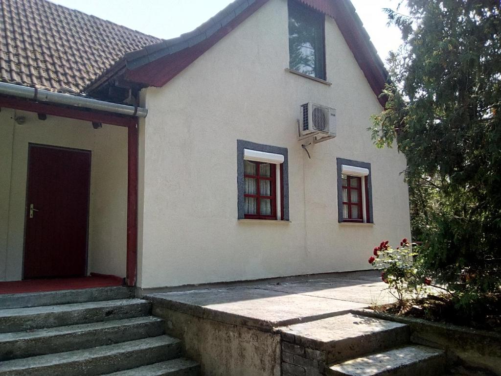 The building in which a vendégházakat is located