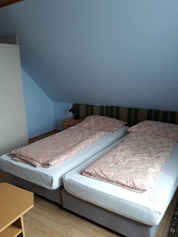 A bed or beds in a room at F 106 Vendégház