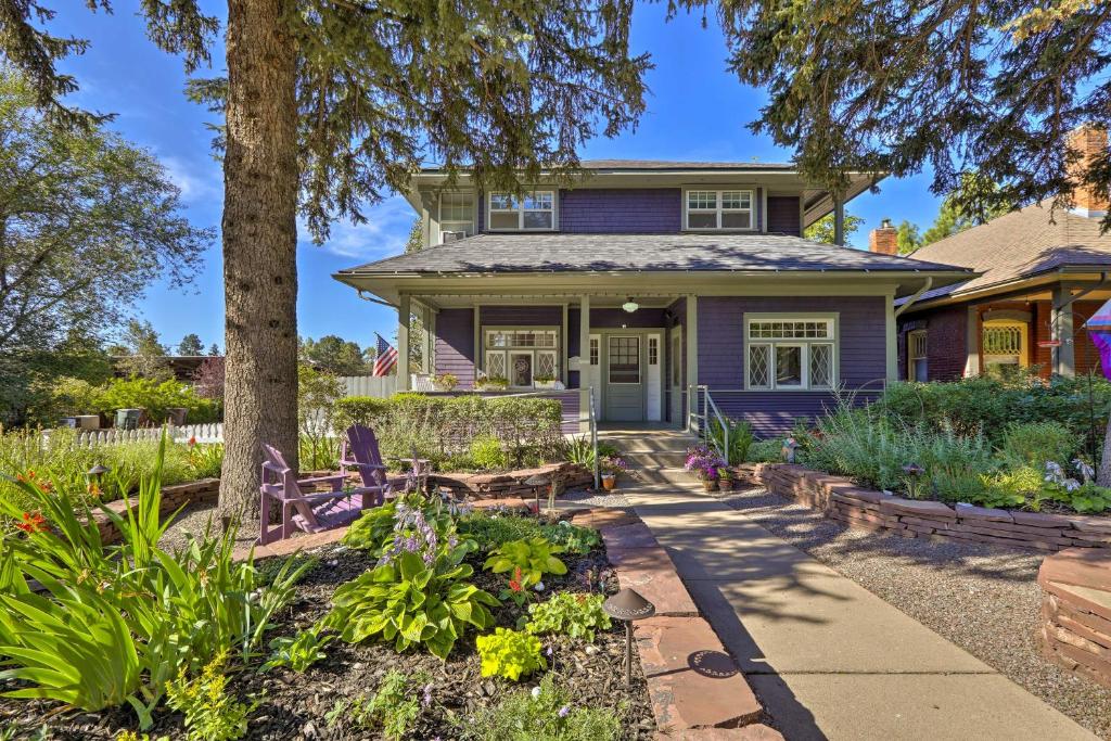 una casa con un jardín con flores en The Purple House Apt in Downtown Flagstaff!, en Flagstaff