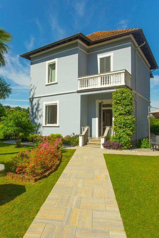 A garden outside Villa Moiacchina Luxury Home