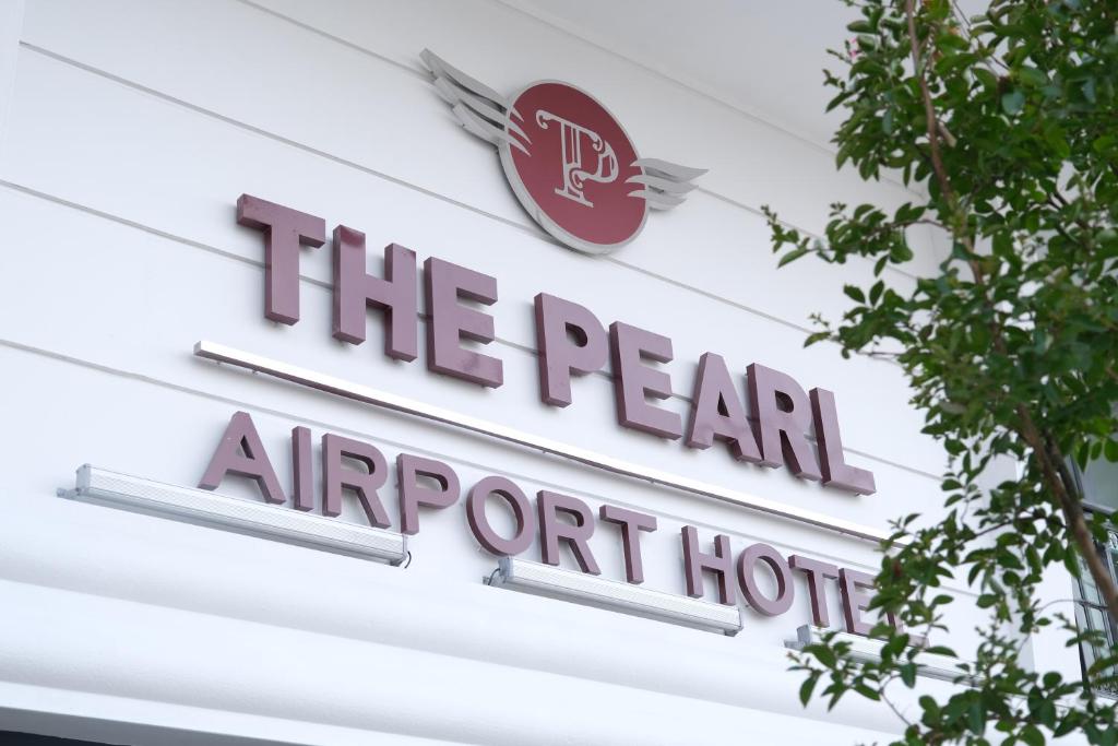 un cartel que lee el Hotel Pearl del aeropuerto en The Pearl Airport Hotel en Arnavutköy