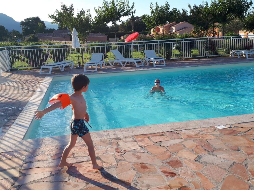 Bazén v ubytovaní Villa climatisée A Nuciola Prunete Entre mer, montagne et piscine alebo v jeho blízkosti