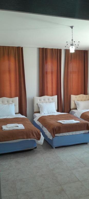 A bed or beds in a room at Sunrise Nemrut Güneş Motel