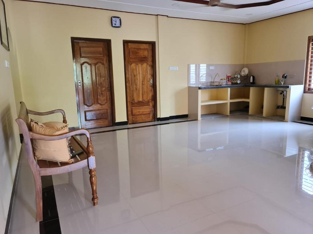 sala de estar con silla y mesa en Nalluran illam - 2 bed room, en Jaffna