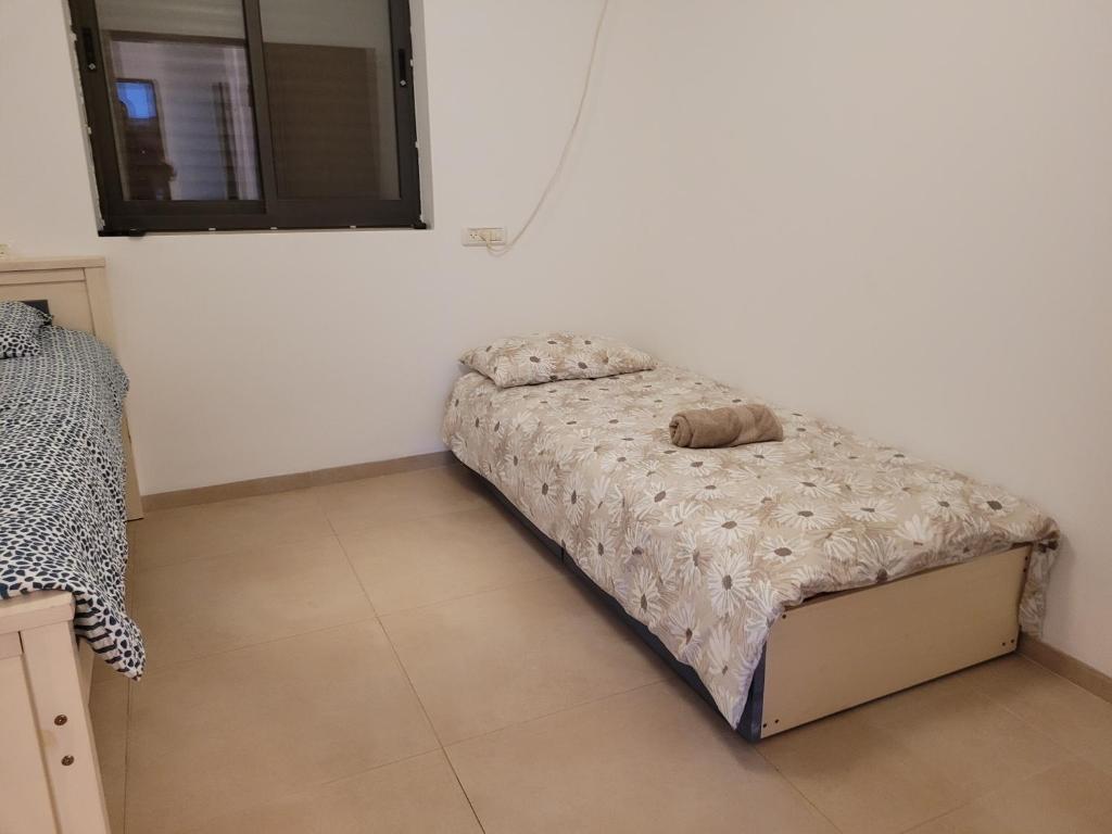 Postel nebo postele na pokoji v ubytování Assaf's place - המקום של אסף