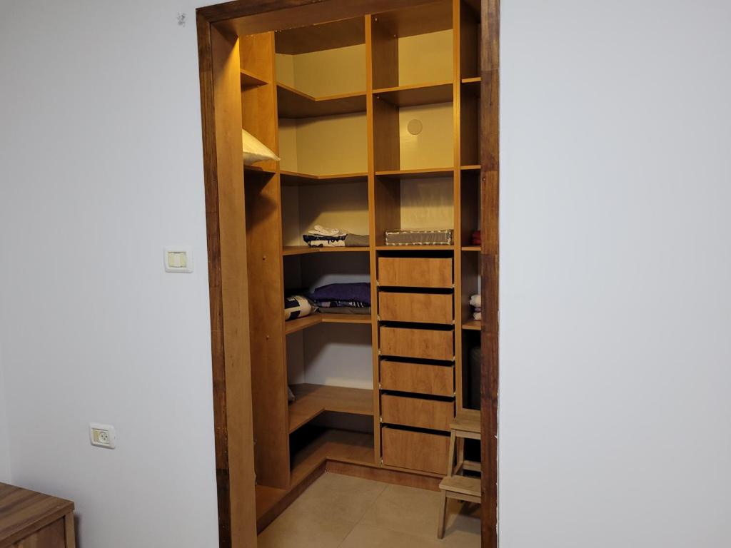 Postel nebo postele na pokoji v ubytování Assaf's place - המקום של אסף