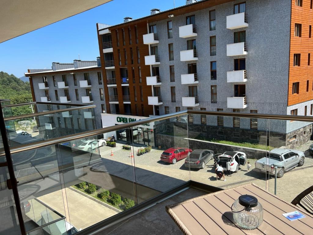 un balcón con vistas a un aparcamiento en NV Orbi Palace Bakuriani 420 en Bakuriani