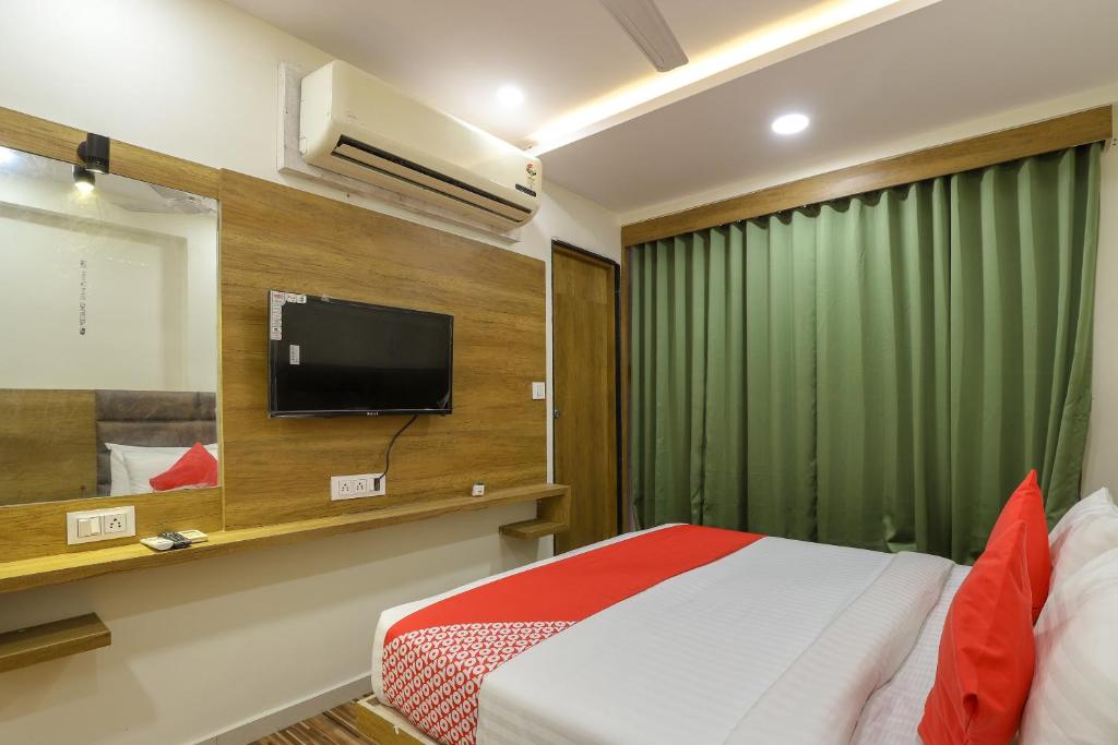 TV a/nebo společenská místnost v ubytování Super Hotel O Shubham Inn