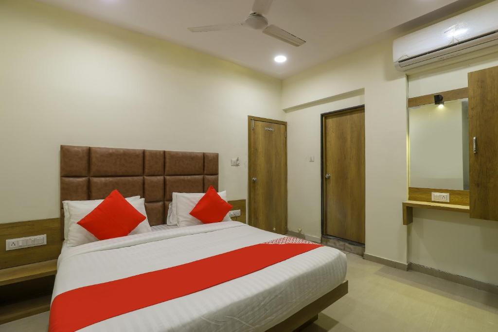 Postel nebo postele na pokoji v ubytování Super Hotel O Shubham Inn