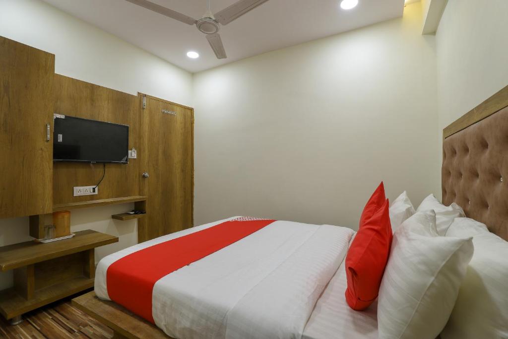 TV a/nebo společenská místnost v ubytování Super Hotel O Shubham Inn