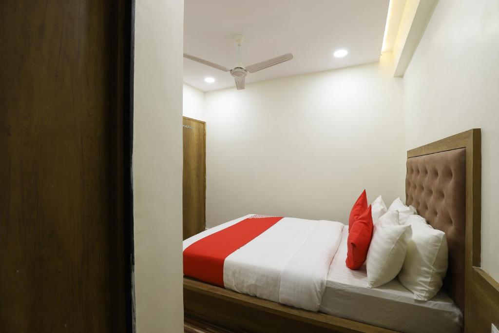 Postel nebo postele na pokoji v ubytování Super Hotel O Shubham Inn