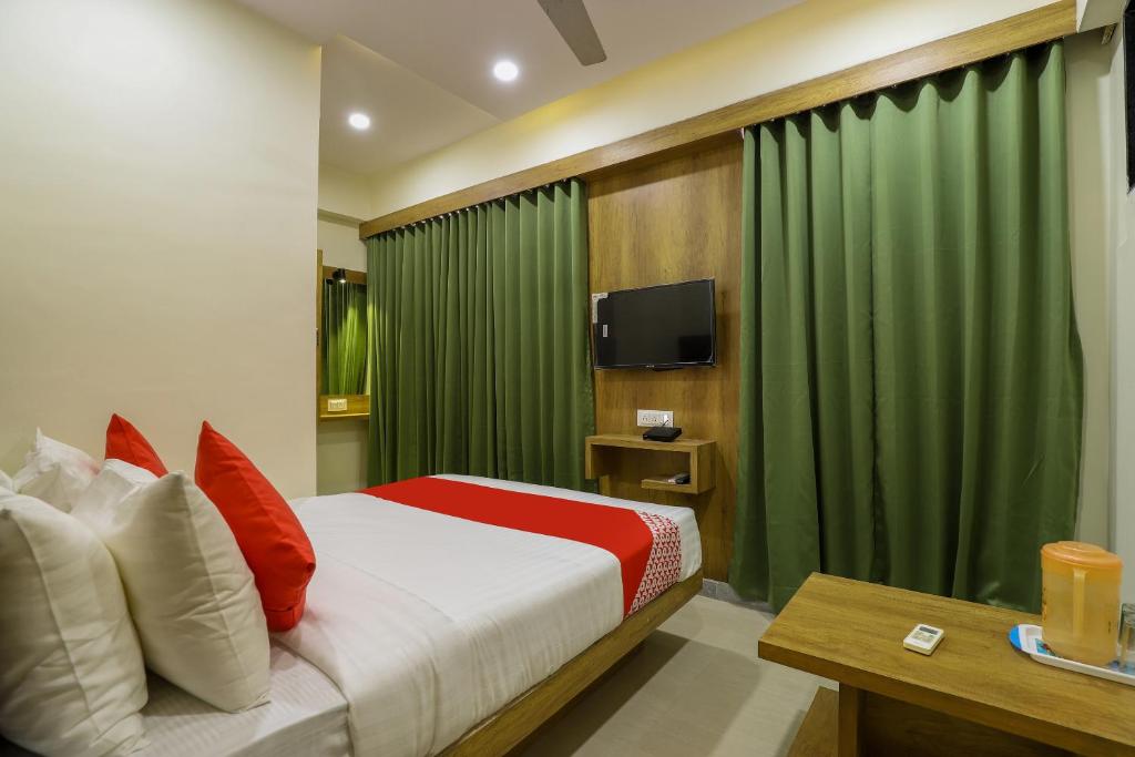 TV a/nebo společenská místnost v ubytování Super Hotel O Shubham Inn