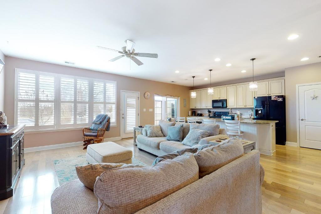 Una sala de estar con dos sofás y una cocina. en Bishops Landing -- 16985 Bellevue, en Millville