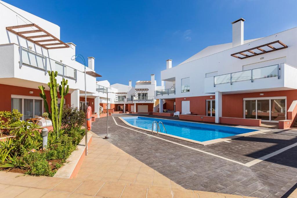 uma imagem de uma villa com piscina em Casa Kiko em Burgau