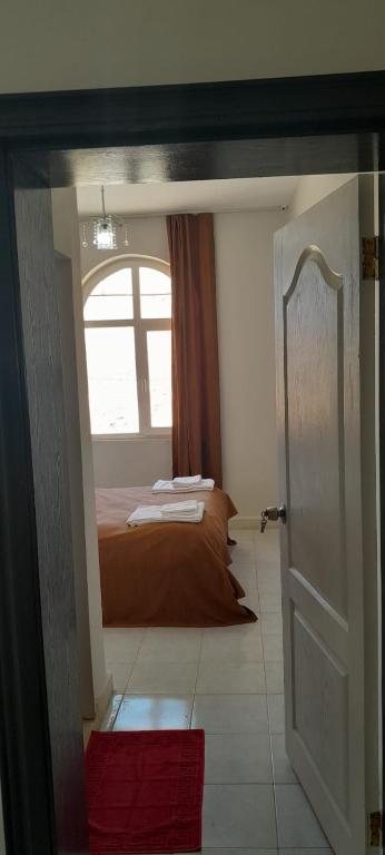 A bed or beds in a room at Sunrise Nemrut Güneş Motel