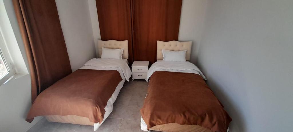 A bed or beds in a room at Sunrise Nemrut Güneş Motel