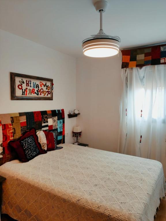 Postel nebo postele na pokoji v ubytování ACOGEDOR ÁTICO DÚPLEX EN TREMP