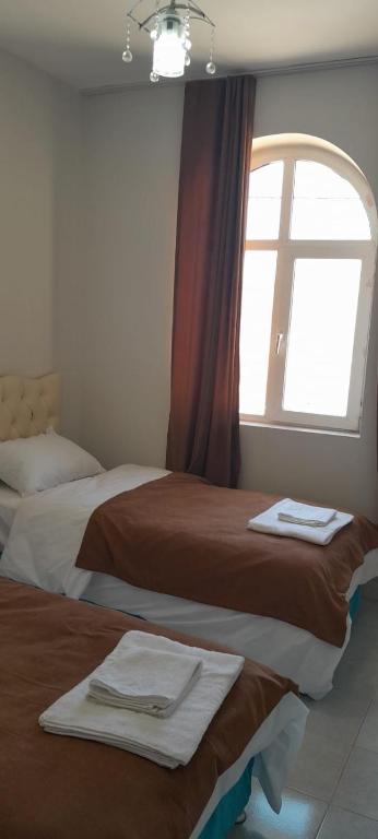 A bed or beds in a room at Sunrise Nemrut Güneş Motel