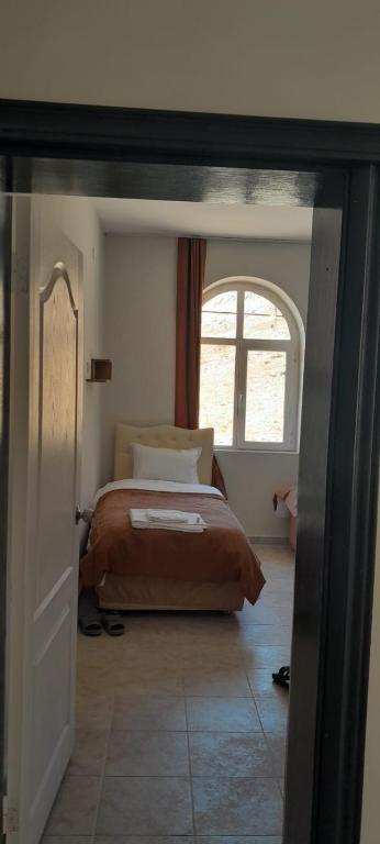 A bed or beds in a room at Sunrise Nemrut Güneş Motel