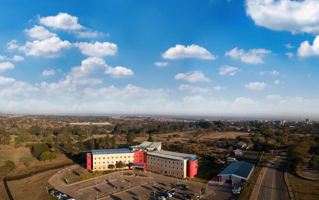 eine Luftansicht eines Gebäudes in einer Stadt in der Unterkunft Park Inn by Radisson Polokwane in Polokwane