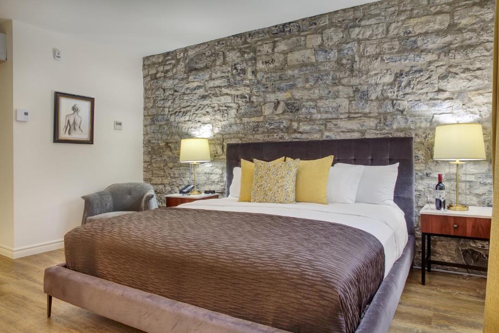 Postel nebo postele na pokoji v ubytování Hotel Manoir D'Auteuil
