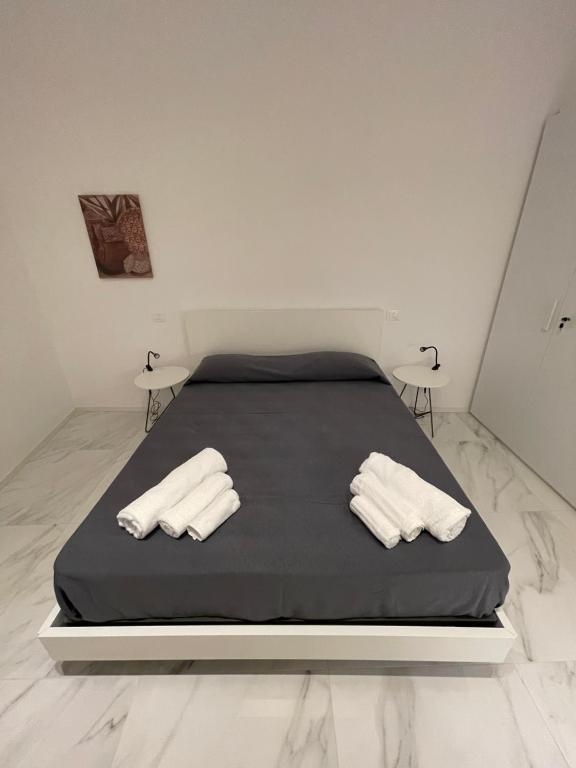 Łóżko lub łóżka w pokoju w obiekcie Pierrot e la Luna House Salerno Centro