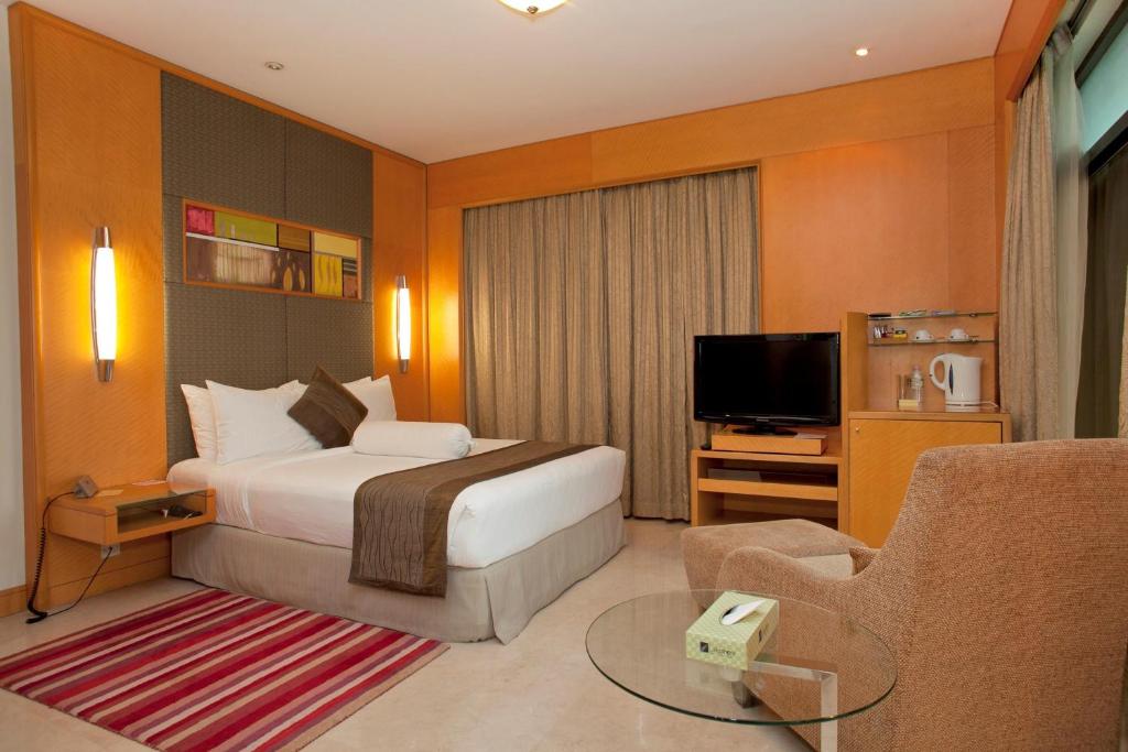 Lakeshore Hotel & Apartments - 