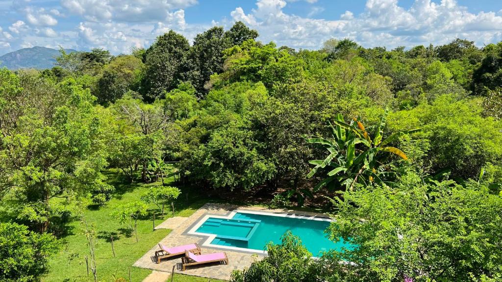 Výhled na bazén z ubytování Into The Wild Sigiriya nebo okolí