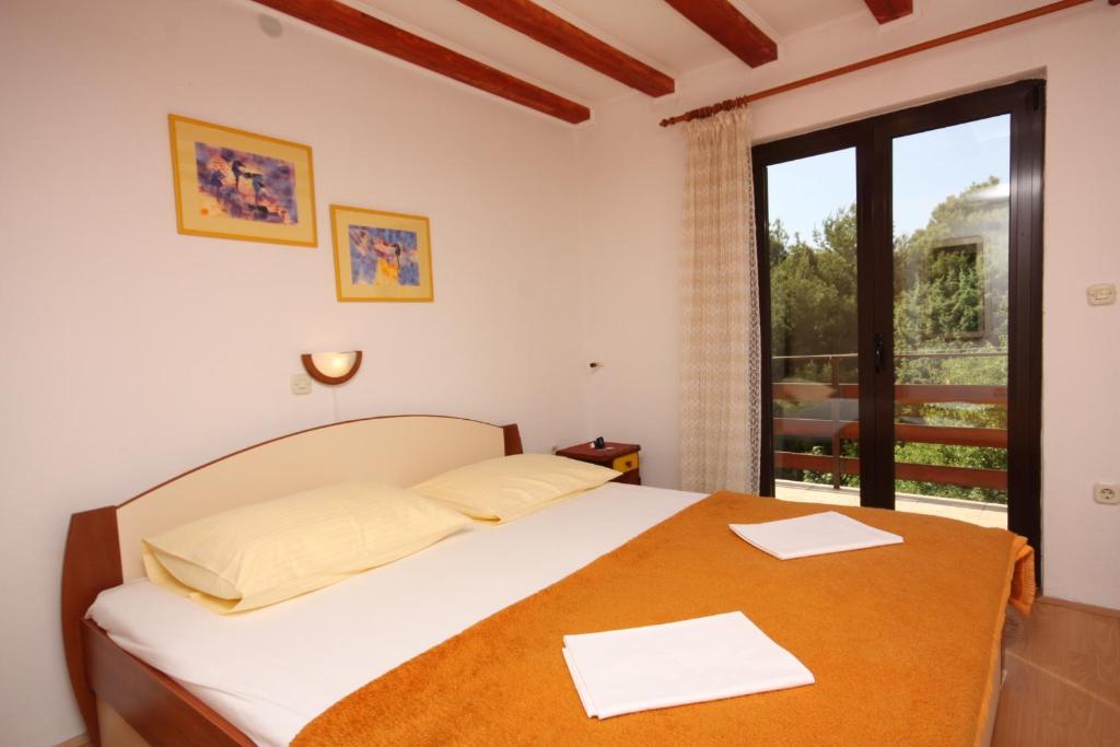 Postel nebo postele na pokoji v ubytování Apartments and rooms by the sea Supetarska Draga - Gonar, Rab - 2002