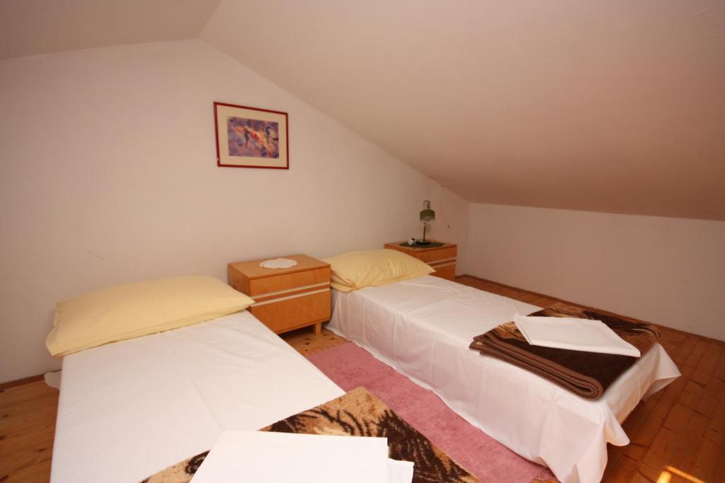 Postel nebo postele na pokoji v ubytování Apartments and rooms by the sea Supetarska Draga - Gonar, Rab - 2002