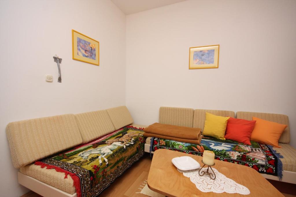 Posezení v ubytování Apartments and rooms by the sea Supetarska Draga - Gonar, Rab - 2002