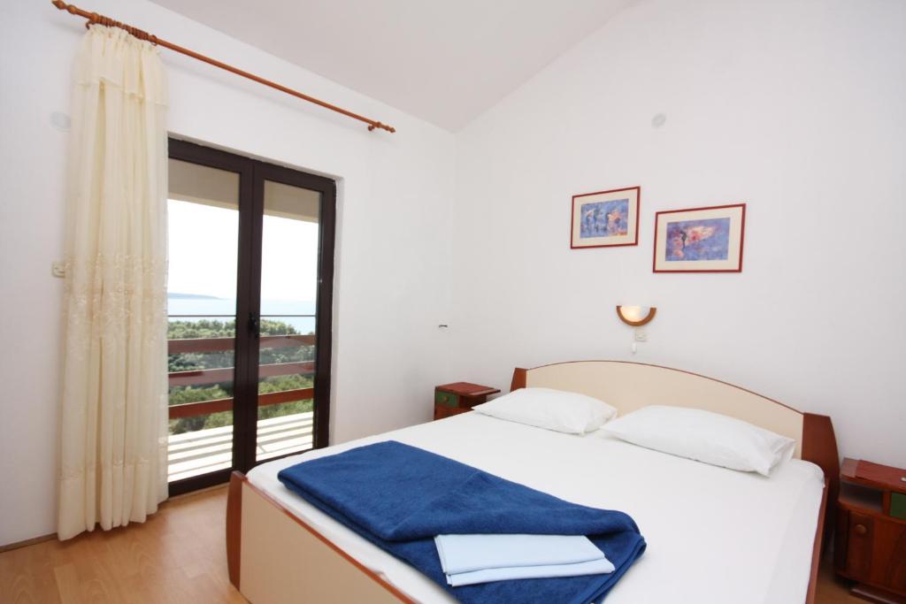 Postel nebo postele na pokoji v ubytování Apartments and rooms by the sea Supetarska Draga - Gonar, Rab - 2002