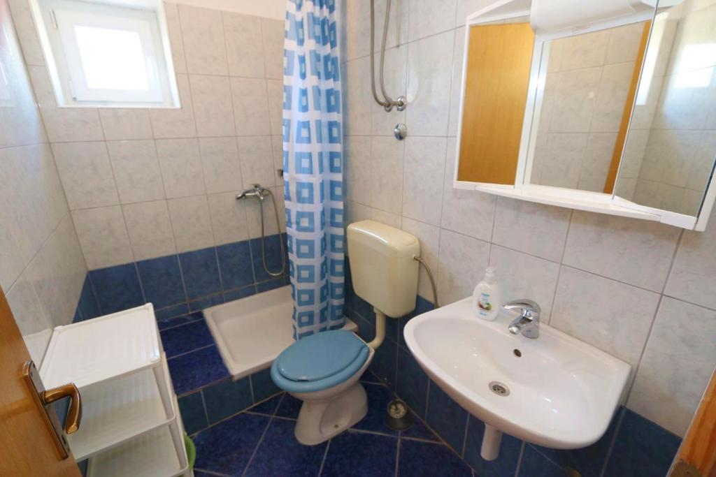 Kúpeľňa v ubytovaní Apartments by the sea Kustici, Pag - 4086