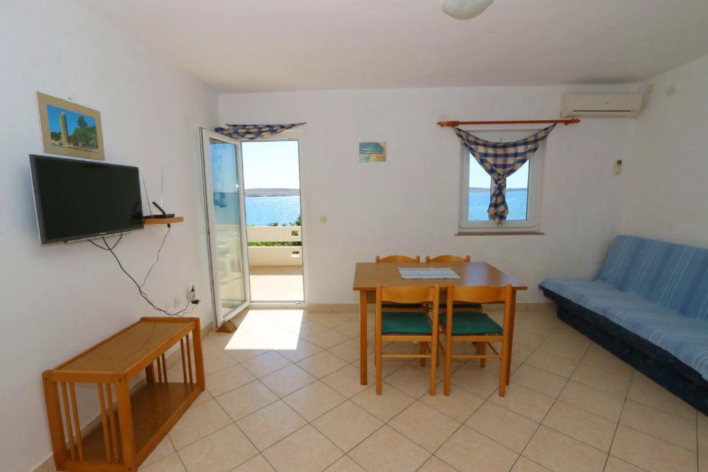 Televízia a/alebo spoločenská miestnosť v ubytovaní Apartments by the sea Kustici, Pag - 4086