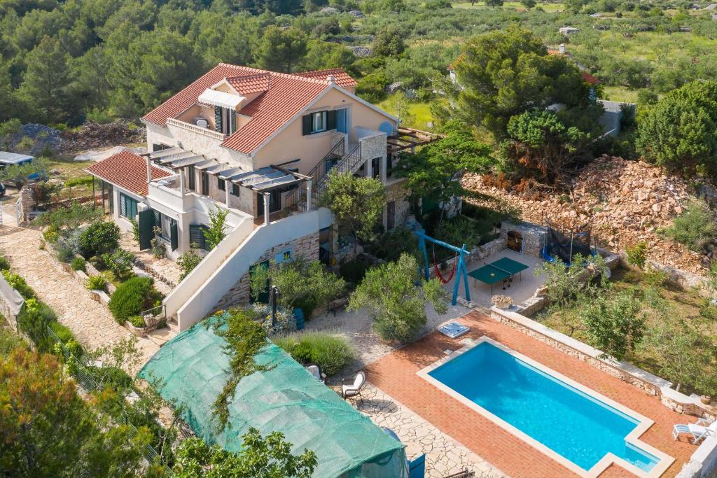 Bazén v ubytování Family friendly apartments with a swimming pool Cove Osibova, Brac - 2172 nebo v jeho okolí