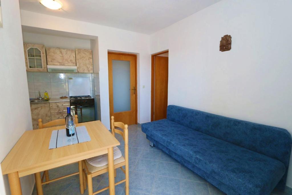 Kuchyňa alebo kuchynka v ubytovaní Apartments by the sea Kustici, Pag - 4086