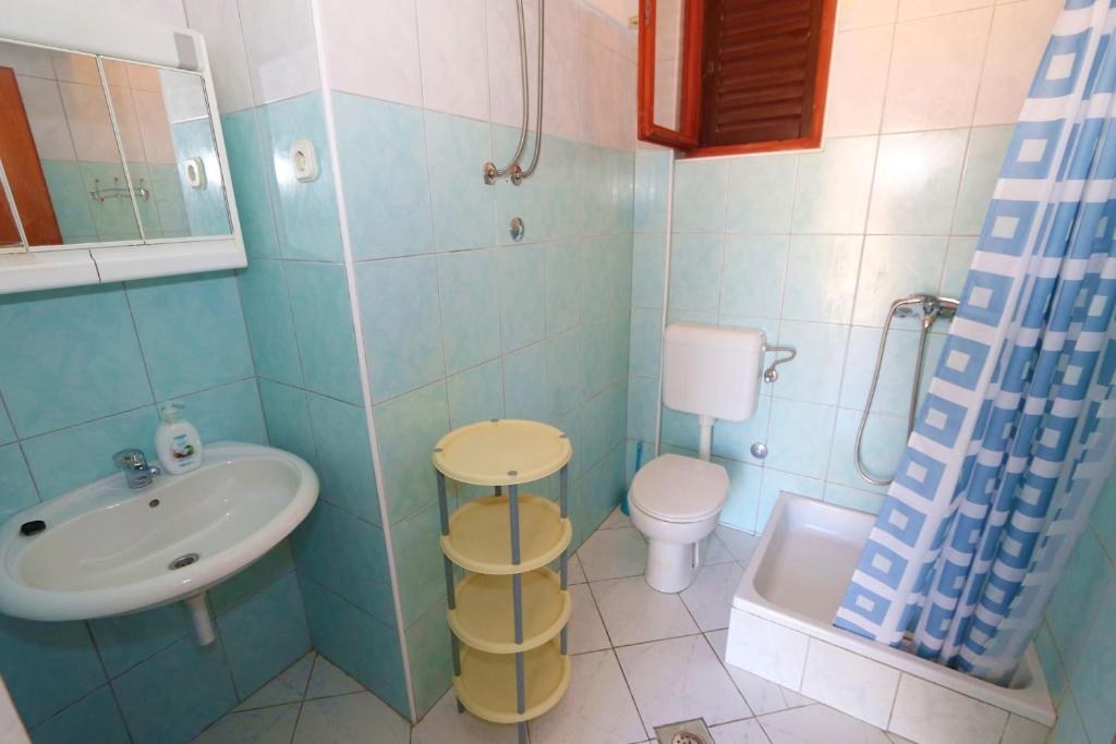 Kúpeľňa v ubytovaní Apartments by the sea Kustici, Pag - 4086