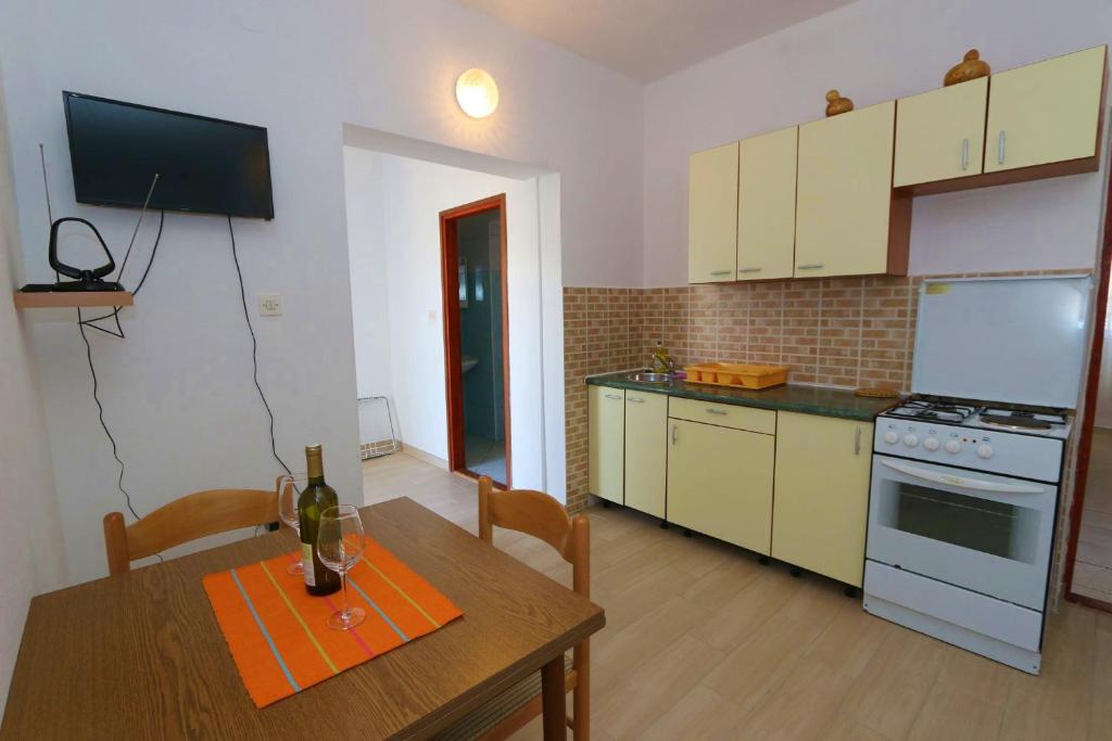 Kuchyňa alebo kuchynka v ubytovaní Apartments by the sea Kustici, Pag - 4086