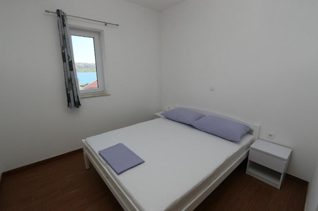 Posteľ alebo postele v izbe v ubytovaní Apartments by the sea Kustici, Pag - 4086